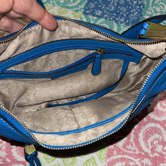 Micheal Kors cross body - Picture 3 of 9